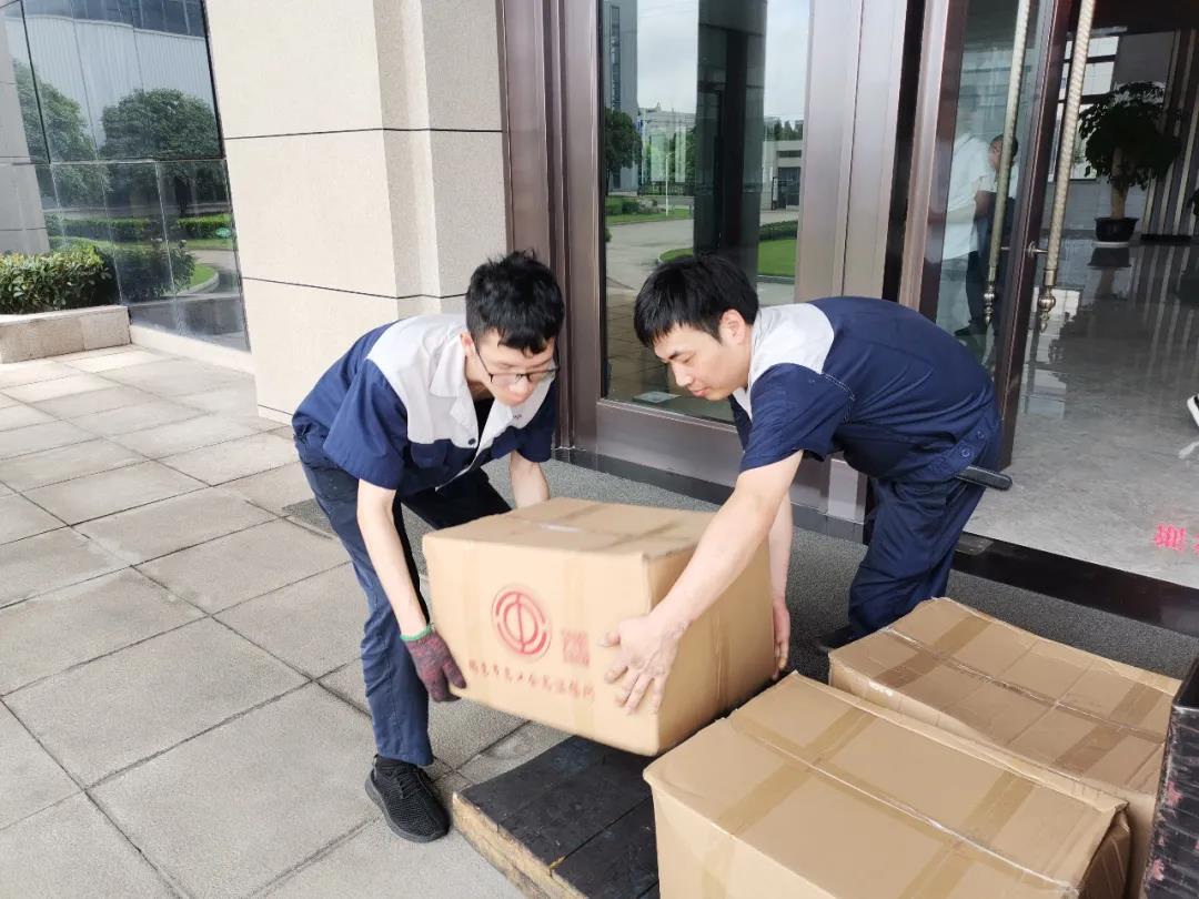 “夏日送清涼”，通力向生產(chǎn)一線員工分發(fā)市總工會(huì)夏日慰問(wèn)品